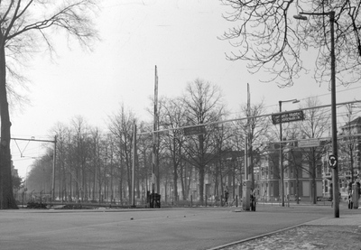 19996 Gezicht in de Maliebaan te Utrecht ter hoogte van de spoorwegovergang, vanuit de Ramstraat.